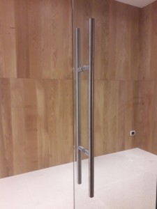 treviso pordenone udine venezia porte porta vetro porta tutto vetro con vetro fisso chiusura vano scale vetro float trasparente scorrevole maniglione acciaio vetri architettura alessandra rosso (23) 